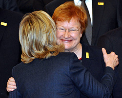 Presidentti Tarja Halonen ja Yhdysvaltain ulkoministeri Hillary Clinton tervehtivät toisiaan Astanan huippukokouksessa. Lehtikuva / AFP Photo / Vyacheslav Oseledko